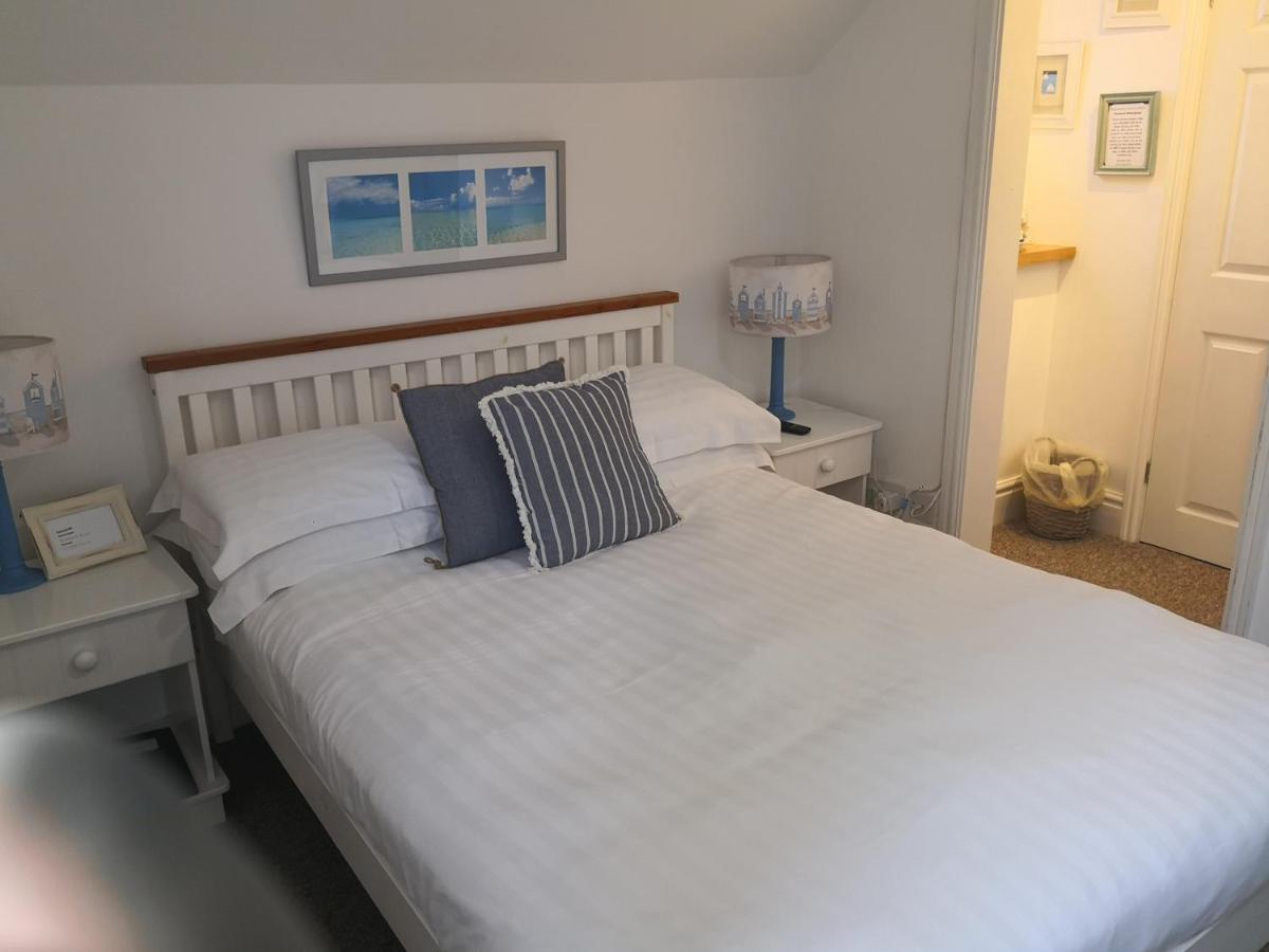 Sunset Guest House Ханстантон Экстерьер фото A bedroom at the Old Ship Hotel