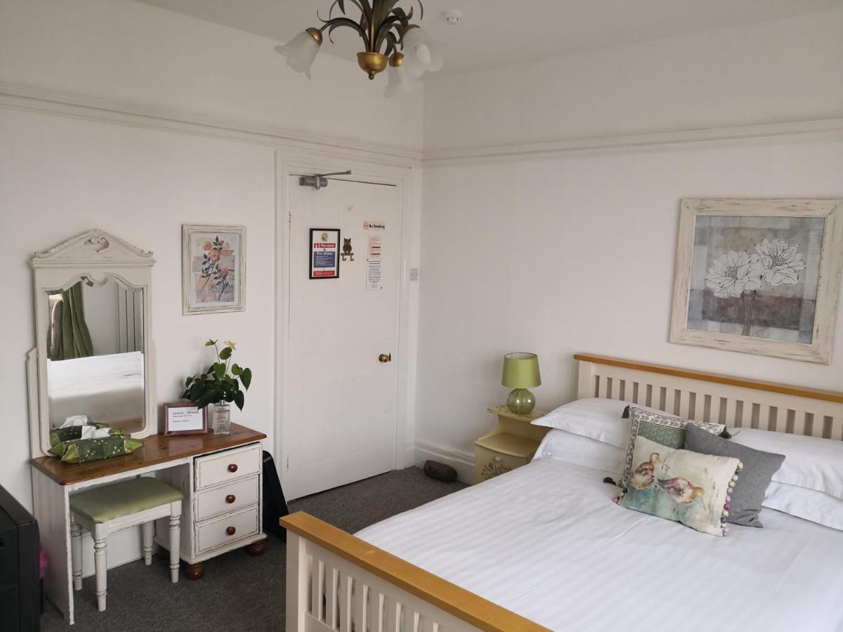 Sunset Guest House Ханстантон Экстерьер фото A bedroom at the hotel
