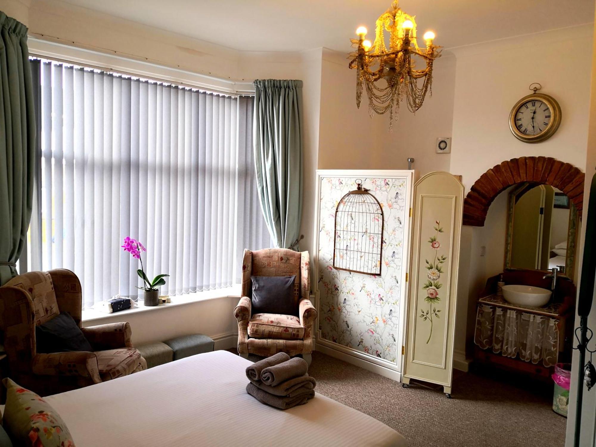 Sunset Guest House Ханстантон Экстерьер фото A bedroom at the Old Vicarage