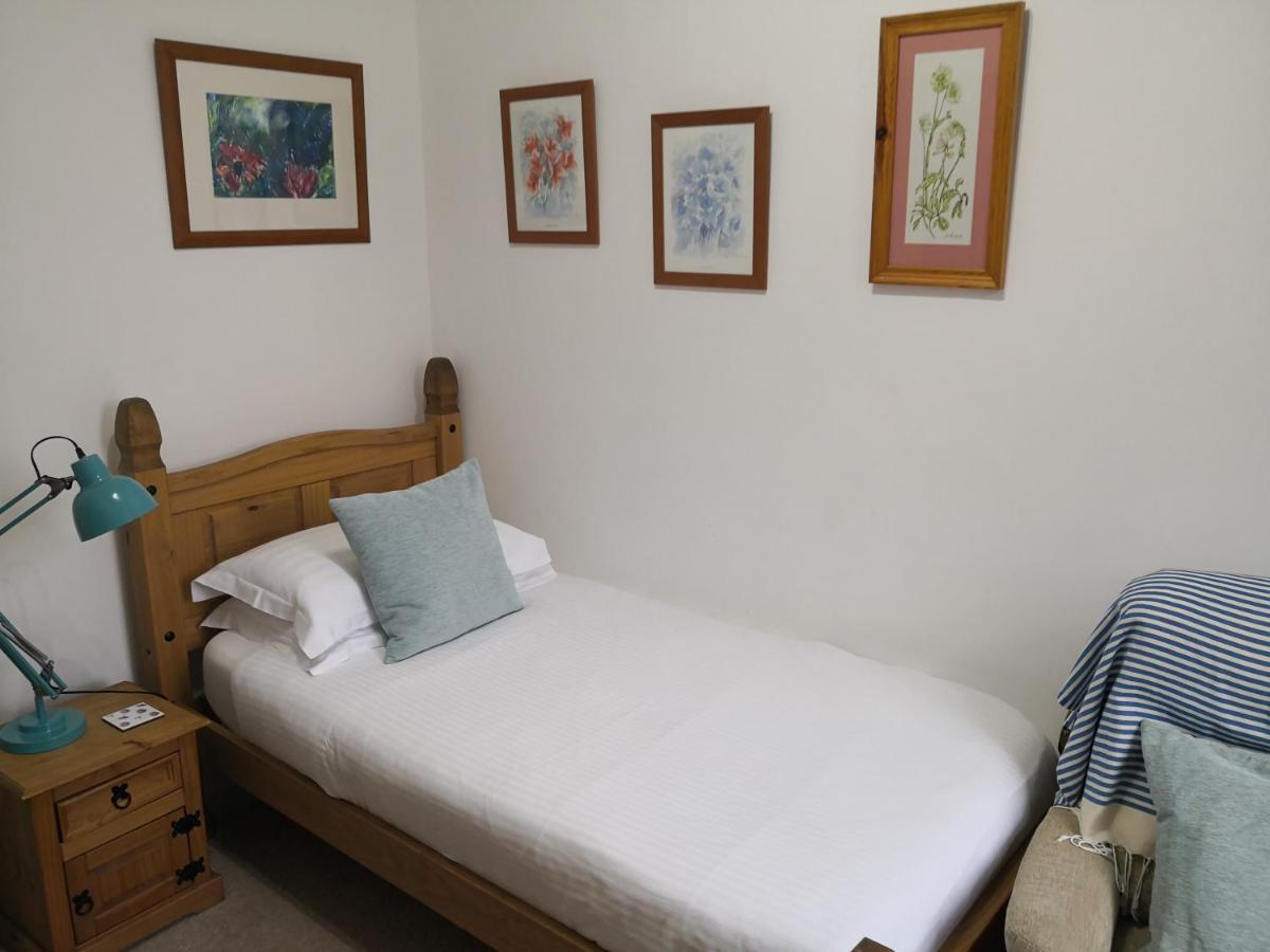 Sunset Guest House Ханстантон Экстерьер фото A single bed