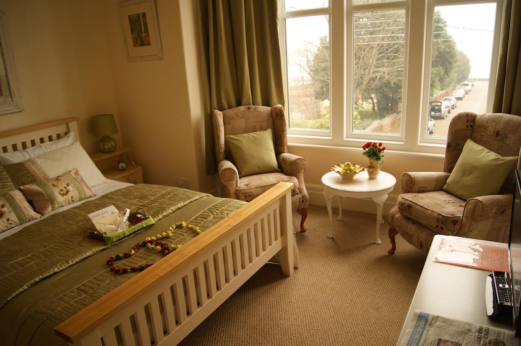 Sunset Guest House Ханстантон Номер фото A typical bedroom in a care home