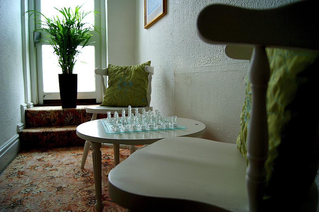 Sunset Guest House Ханстантон Экстерьер фото A chess set
