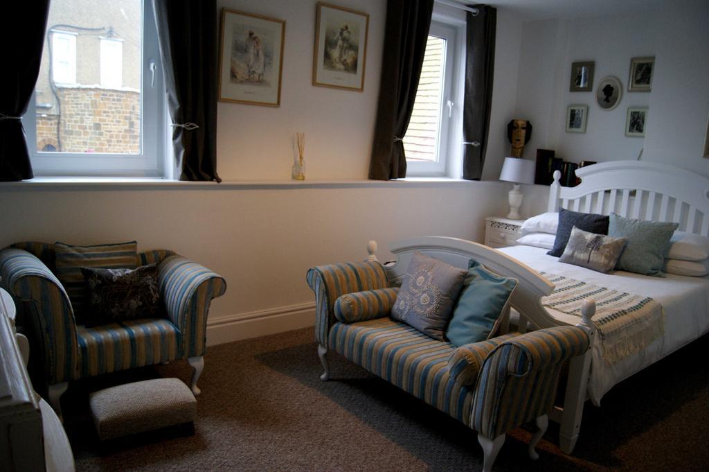 Sunset Guest House Ханстантон Экстерьер фото A room at the hotel