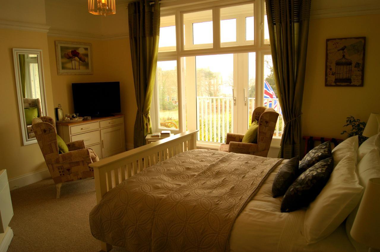 Sunset Guest House Ханстантон Экстерьер фото A bedroom at the hotel