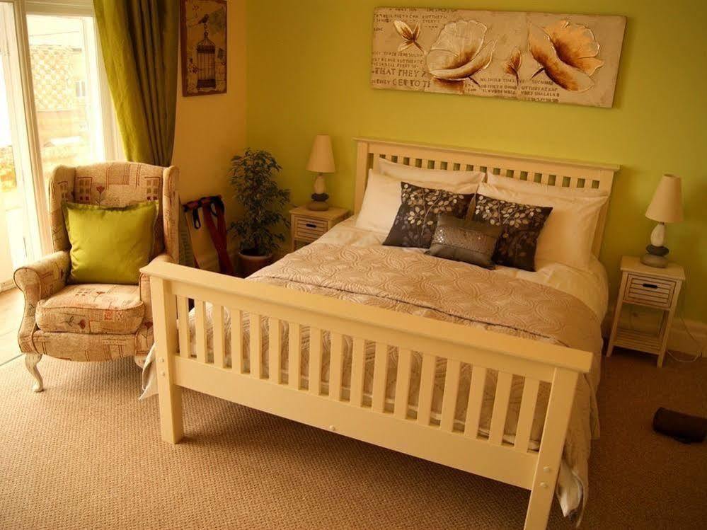 Sunset Guest House Ханстантон Экстерьер фото A bedroom in a bed and breakfast in England