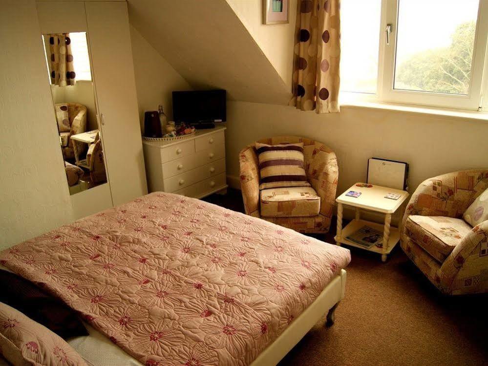 Sunset Guest House Ханстантон Экстерьер фото A bedroom in a typical residential home