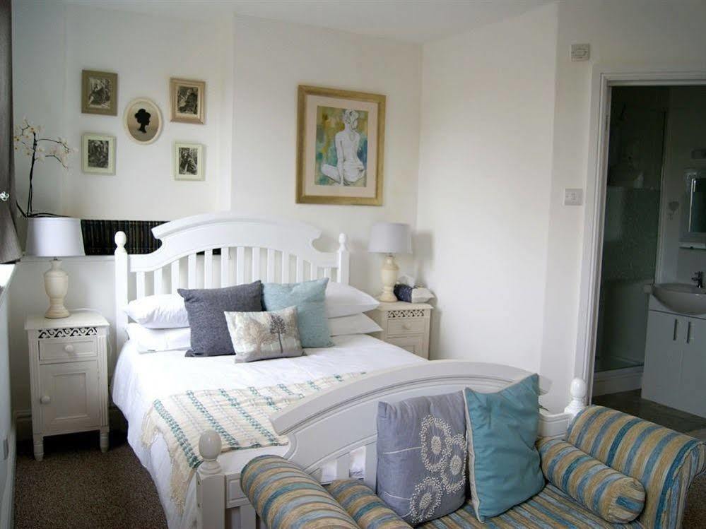 Sunset Guest House Ханстантон Экстерьер фото A bedroom in a typical B&B