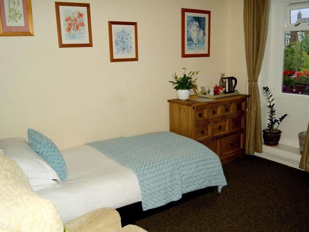 Sunset Guest House Ханстантон Экстерьер фото A typical bedroom at the centre