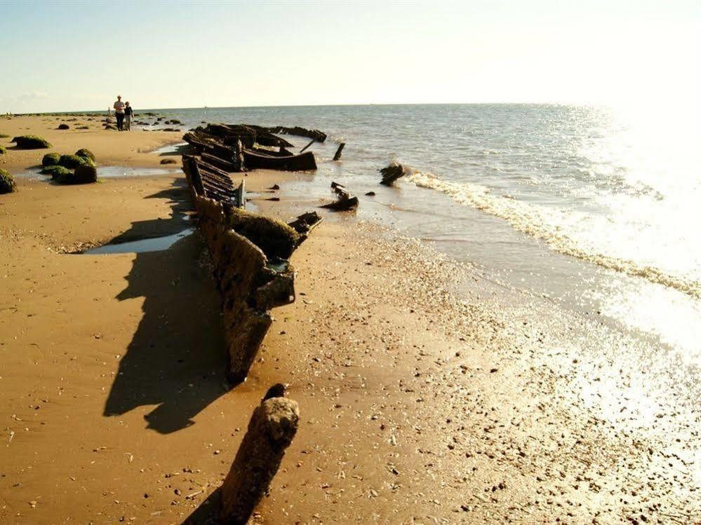 Sunset Guest House Ханстантон Экстерьер фото The wreck of the SS Norge